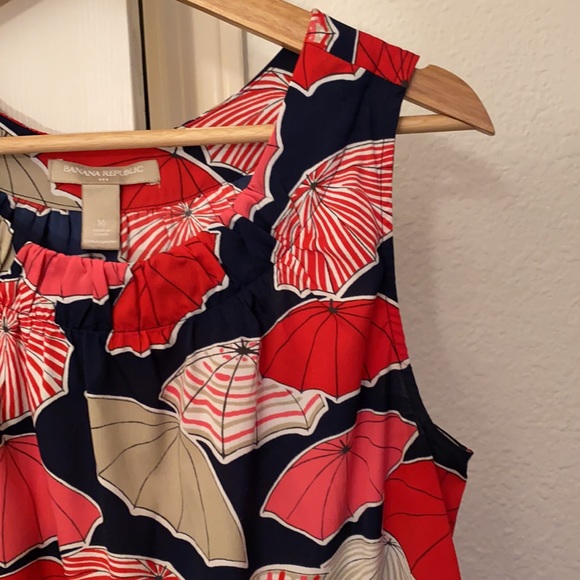 Banana republic sleeveless umbrella print top - Picture 3 of 6